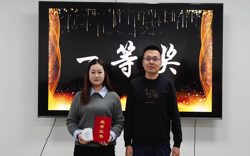 12.包宝柱副书记为就业赛道一等奖获奖者颁奖.jpg