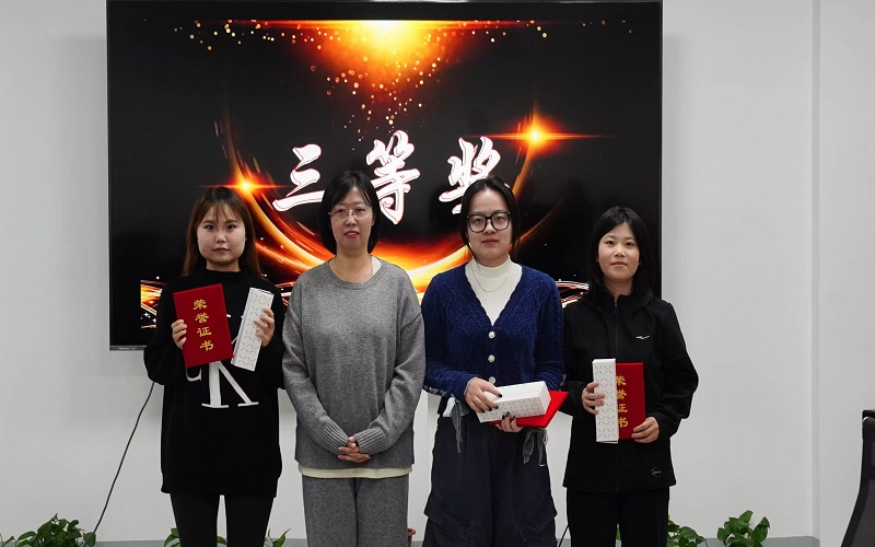 16.广播电视编导教师崔燕为就业赛道三等奖获奖者颁奖.jpg