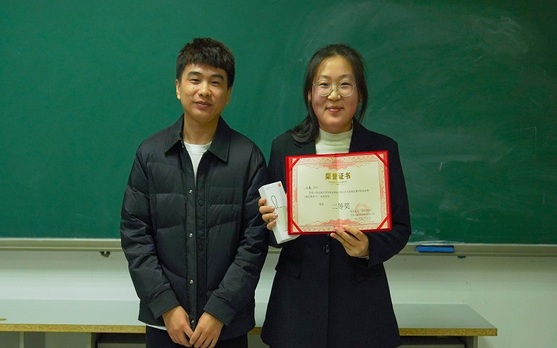 15.张赫男老师为成长赛道二等奖获奖者颁奖.jpg