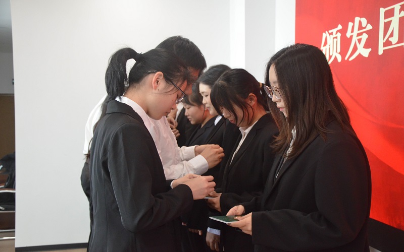 3.优秀党员代表、优秀团员代表为新发展团员佩戴团徽、发放团员证.jpg