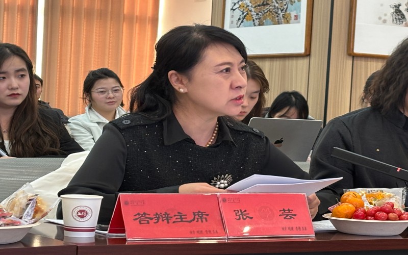 答辩主席张芸教授讲话.jpg