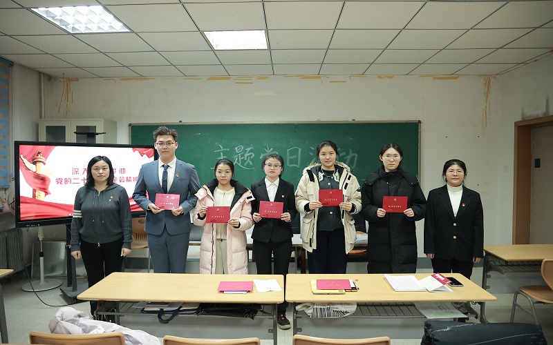 3.支部组织委员兰英、教师党员邱胜男位为过政治生日的党员赠送“政治生日贺卡.JPG