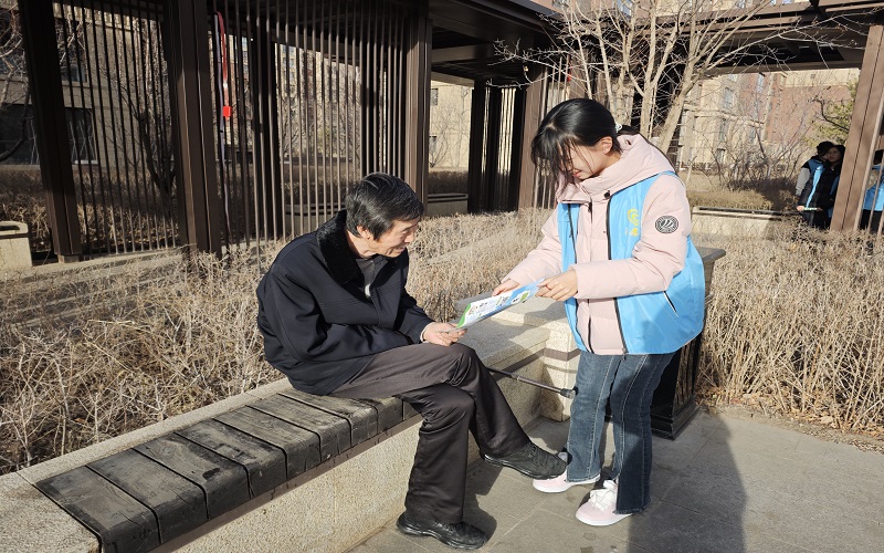 7青马班志愿者为居民发放环保手册并讲解垃圾分类知识.jpg
