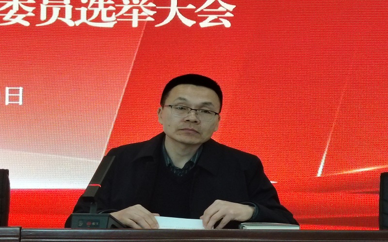 学院党委副书记包宝柱主持会议.jpg