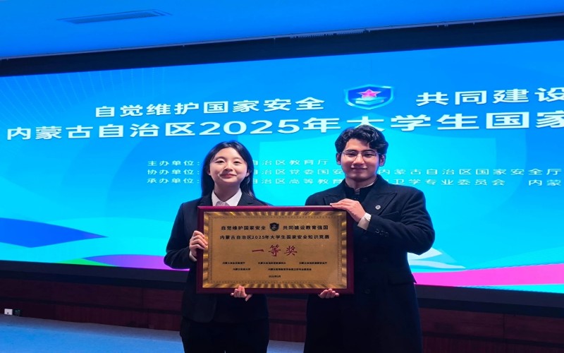 3.参赛选手门宇婷（左一）、主持人曾柯又（右一）与一等奖奖牌合影.jpg