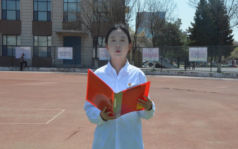 优秀共青团员代表门宇婷发言.JPG