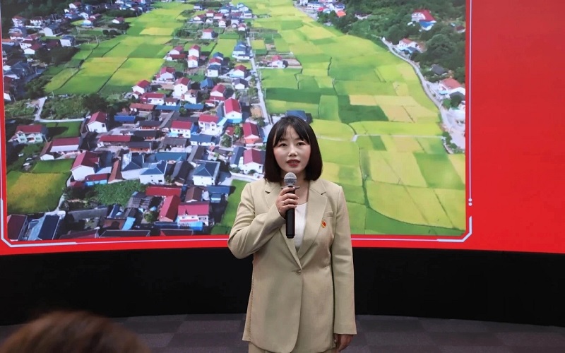 2.韩诺敏老师演讲现场.jpg