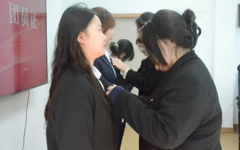 3.优秀团员代表为新发展团员佩戴团徽、发放团员证.jpg