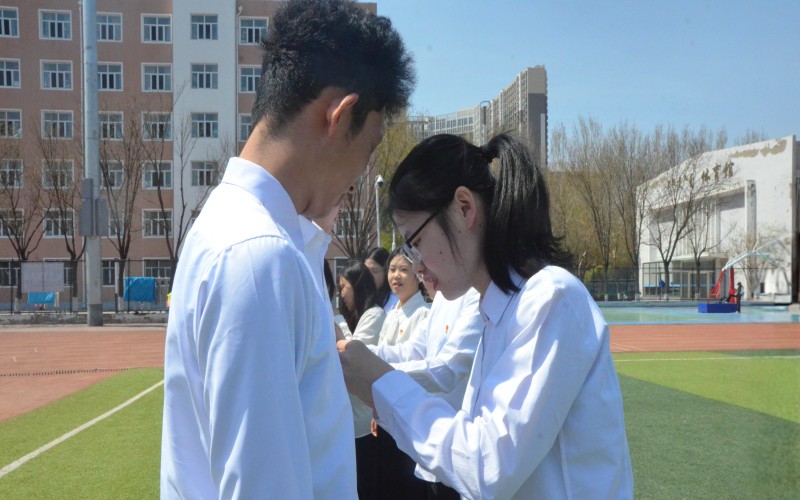 佩戴团徽并发放团员证.jpg