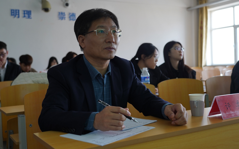 卢金明老师担任评委.jpg