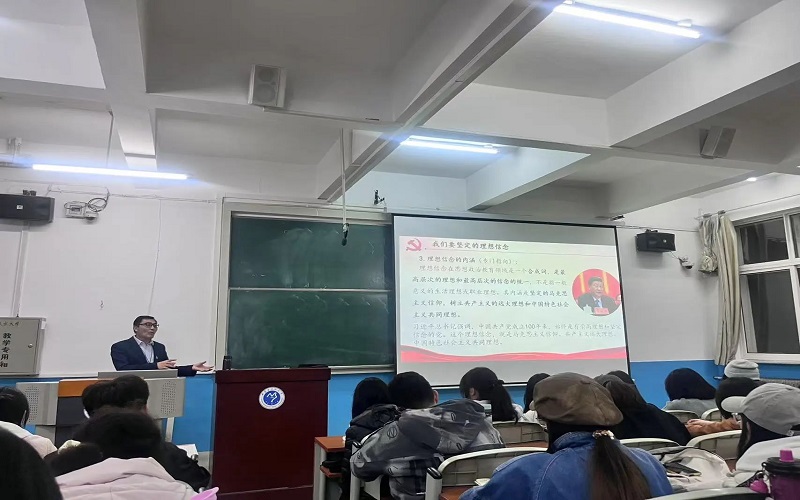 3.校党委统战部副部长李生进行专题授课.jpg