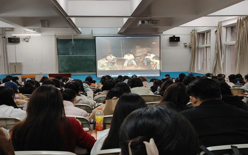 5.全体学员观看专题节目《榜样9》.jpg