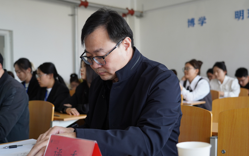 周坤老师担任评委.jpg