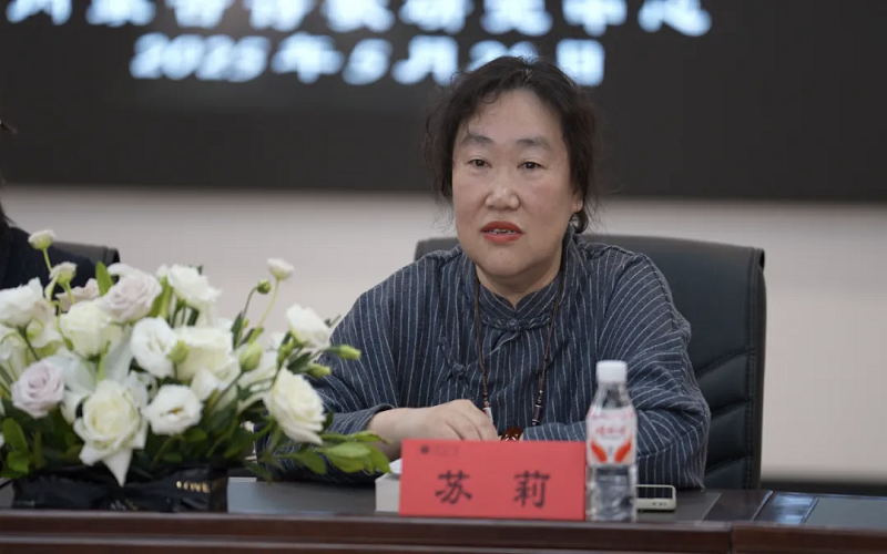 3.内蒙古作协副主席苏莉讲话.png