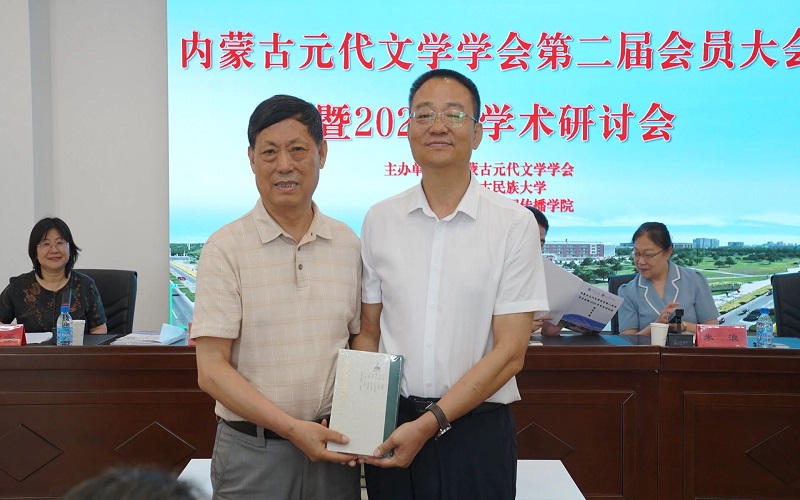 4 文学与新闻传播学院党委书记王金双代表学院接受赠书并致谢.jpg