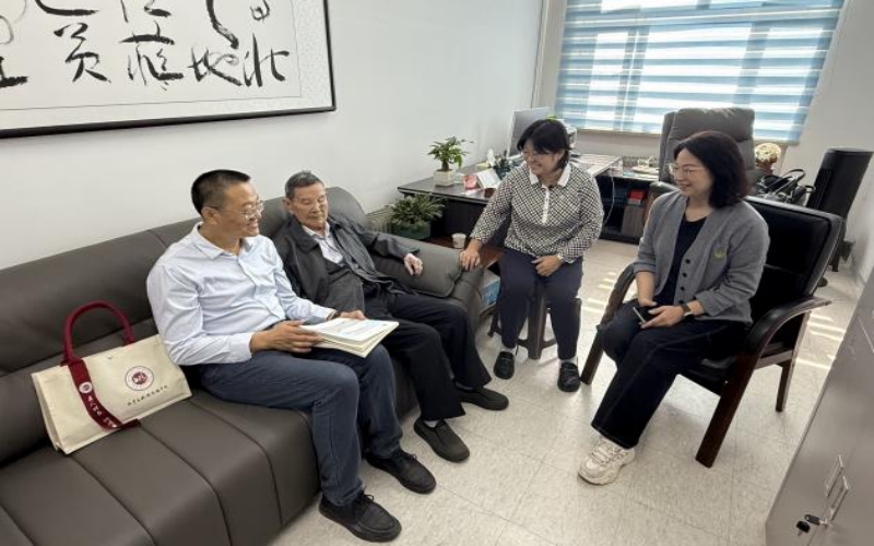 与学院领导班子成员座谈1.png