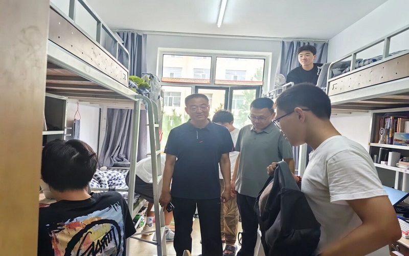 1学院领导老师走访宿舍现场.jpg