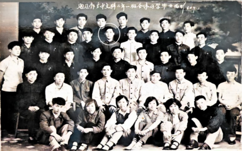 毕业照中后二排左五为李凤鸣老师2.jpg