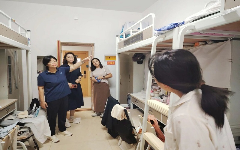 2学院领导老师走访宿舍现场.jpg